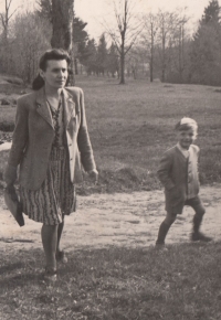 Oldřich Rosůlek as a little boy with his mother in Kynžvart castle park in 1947