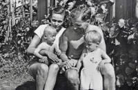 Václav Kaňka s rodiči a mladším bratrem (1940)