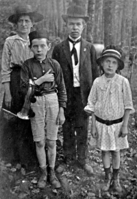 Prarodiče Václava Kaňky Václav a Františka Kaňkovi se svými dvěma dětmi Bedřichem a Marií - sourozenci Václavova otce (30. léta)