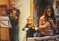 Se synem a dcerou při domácím muzicírování po roce 2000