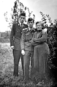 Bratři Václav a Miroslav Kaňkovi s matkou (1958)