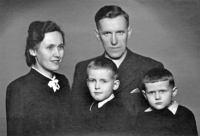 Václav Kaňka s rodiči a mladším bratrem (1944)