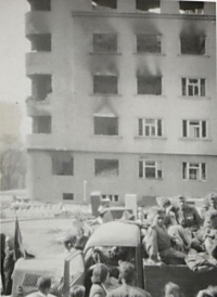 Otcova fotografie z Pankráce (protější dům Němci vypálili), 6. května 1945