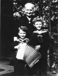 Václav s bratrem Janem a babičkou Kristou Sekavcovou, Ústí nad Labem, 1953