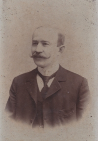 Emanuel Lhotka, který po vyučení ve Vídni v prvních letech 20. století zakoupil hotel v Zahrádce