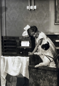 Věra Sokolová v reklamě na rádio, 1937