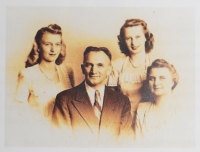 Alena Zikmundová (top right) with her father Josef Lukl Hromádka, mother Naděje and sister Ena
