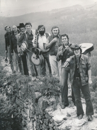 Z natáčení filmu Balada pro banditu na Andělské hoře, pamětník čtvrtý zleva, 1979
