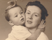 Pamětník s maminkou Zdenou, Polabec, 1940