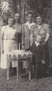 Václav Šimák (chlapec v popředí) na rodinné fotografii (zleva sestra Miroslava Kubelová, otec Josef, bratr Josef a matka Antonie), 1951