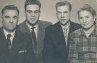 Oldřich Vlček (druhý zleva) s bratrem a rodiči, 1957