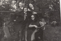 Jiřina Mikulecká se sestrami Janou, Marií a Slávkou 