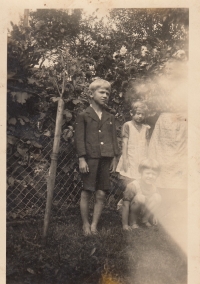 The prematurely deceased brother of the witness, Václav Křemenák, with his sisters Jiřina and Marie in the 1930s.