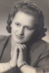 Jiřina Mikulecká as an umarried woman in the 1940s