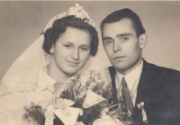 Svatební fotografie Jiřiny a Stanislava Mikuleckých z roku 1949. 