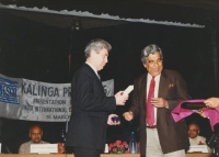 Při udělení ceny Kalinga za popularizaci vědy od UNESCO, 1996