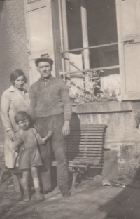 Jaroslav Šimánek with his parents Jaroslav Šimánek and Anděla Čapíková in the early 1930s, Paris