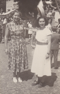 Sestra Helena Lhotková s kamarádkou na pouti v Zahrádce