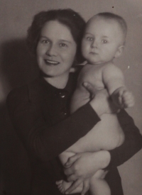 Rudolf Vévoda with mother Boleslava, 1930s