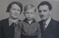 Rudolf Vévoda with mother Boleslava and father Rudolf, 1938