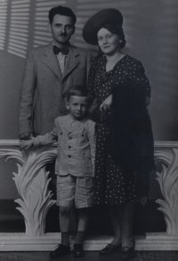 Rudolf Vévoda with mother Boleslava and father Rudolf, 1941
