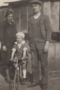 Jaroslav Šimánek with his parents Jaroslav Šimánek and Anděla Čapíková in the early 1930s, Paris