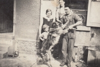 Jaroslav Šimánek se svými rodiči Jaroslavem Šimánkem a Andělou Čapíkovou a ?? na počátku 30. let, Paříž