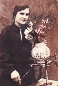 Gizella Bondorová - Eva's mother unmarried, mid-20s.