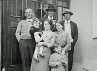 The whole family together - the witness is the boy at the bottom, held by his aunt, his mother is holding his cousin, his dad at the top right. 