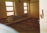 Fabrika - jak vypadala po získání od družstva před opravou, r. 1990