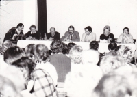 Public meeting of the OF (Civic Forum), January 1990, in the U Klesků pub, Petr Vaculík in the middle, Eva Vaculíková second from the left

