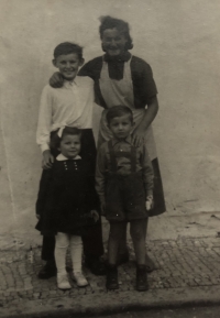 Eva Břízová together with the children of Mareš estate owners, which she took care of after their parents' death. The photo was taken already in the period after their death 