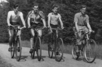 Jiří král (druhý zleva) na výletě s ministranty, 1951