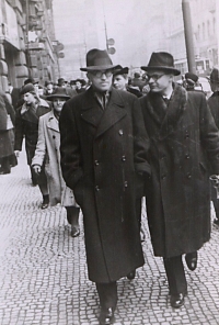 Otec Jaroslav Lepař (vlevo) při náhodném setkání s p. Weberem, Na Příkopě, 12. prosince 1942