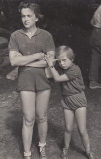 Libuše Jedličková with her niece Hana Vokatá shortly after the war 