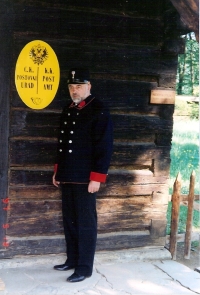 Michal Chumchal jako četník v muzeu, Rožnov pod Radhoštěm