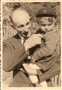 Michal Chumchal s tatínkem Janem, čtyřicátá léta, Rožnov pod Radhoštěm