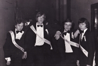 Maturitní ples 1981, Pavel Kolmačka vlevo
