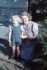 Miroslav Šulc with his mother Milada Šulcová, née Nejezchlebová, 1944