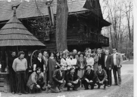 Zaměstnanci muzea, Michal Chumchal druhý zleva v dolní řadě, 70. léta, Rožnov pod Radhoštěm