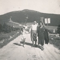 Sonja, František and Olga Löwitová in Krkonoše, 1932