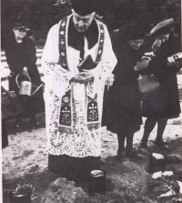 Z pohřbu strýce Bohumila Zapletala. Německá armáda poslala po provedené popravě rodině urnu a úmrtní list