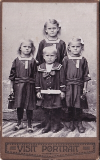 J. Cardová's mother Elizabeth (on the left) with her siblings / around 1913