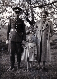 Jarmila Cardová with her parents / Vysoká / around 1939