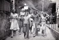 Jarmila Cardová (blond vlasy, bílá kabelka) s dětmi na výletě / NDR / asi začátek 70. let