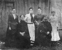 The grandmother of the witness Filoména Rischer / Müllerová (far right) with her family
