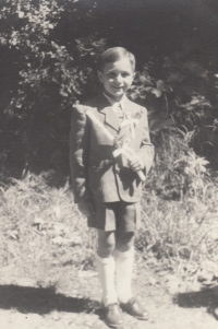 Na dětské fotografii z konce 40. let