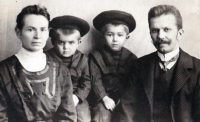 Father Johann Kolek with his parents and brother, circa 1911