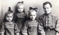 Sisters of Ingeborg Larišová's father, Johann Kolek, with their aunt