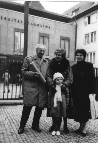 Jindřich Vítovec s rodinou po slavnostním předání profesorského titulu, 1988, Praha (Karolinum)
